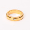 Anillo de acero inoxidable chapado en oro con brillantes